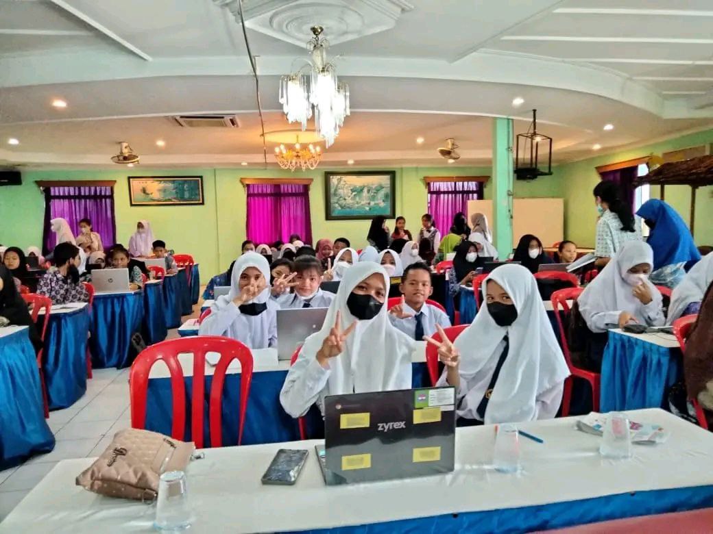 Pembinaan Minat, Bakat dan Kreativitas Siswa SMP dalam Pelatihan Literasi Tahun 2022