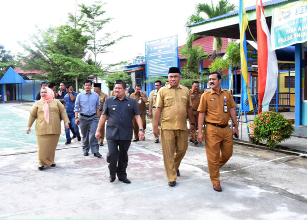 Tinjau Ujian Nasional Tingkat SMA Sederajat