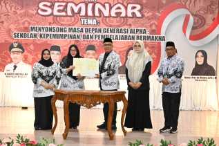 Pengurus PGRI Dikukuhkan, Bupati Kasmarni Ingatkan Guru Adalah Ujung Tombak Kemajuan Bangsa