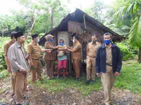 Hari kedua Dinas Pendidikan kembali serahkan sembako di dua desa