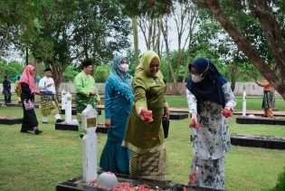 Sempena Hari Jadi ke-510 Bengkalis, Kadisdik Kholijah Ziarahi Sejumlah Makam Pahlawan