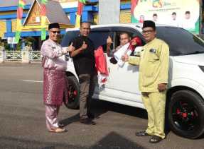 Sambut HUT Ke-80 Kemerdekaan RI, Disdik Bengkalis Bagikan Bendera Gratis