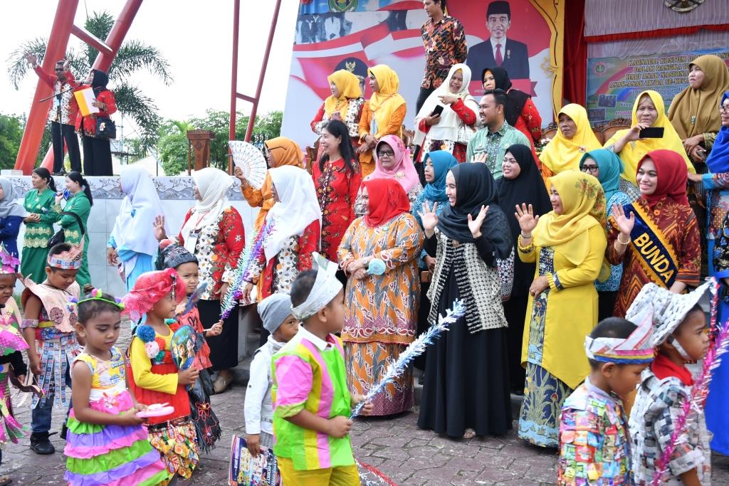 Bunda PAUD Bengkalis Lepas Karnaval Kostum Daur Ulang