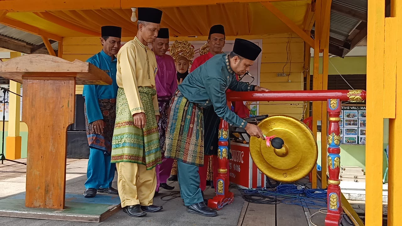 WAKILI KEPALA DINAS KEPALA BIDANG PEMBINAAN SMP SYAFRIZAL, S.Ag  MEMBUKA SECARA RESMI FLS2N SMP TINGKAT KECAMATAN BANTAN.