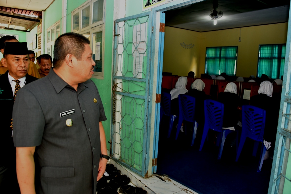 Bupati Tinjau Pelaksanaan UN, 7.062 Siswa SLTA Ikuti Ujian Nasional