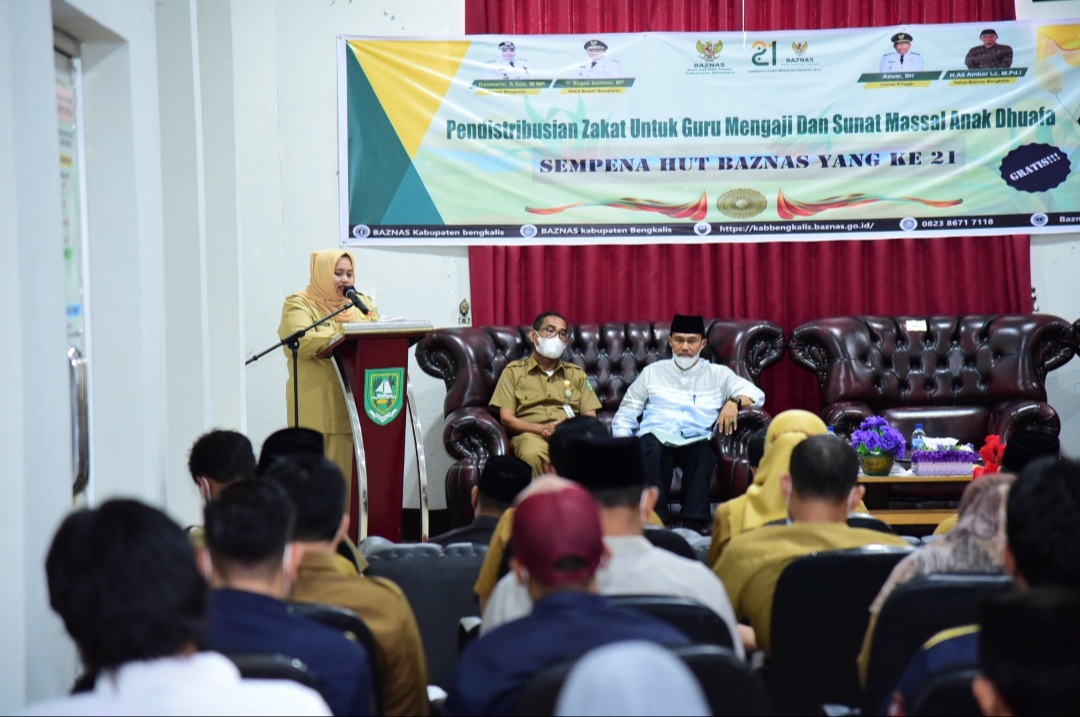 Kadisdik Kholijah Dampingi Bupati Kasmarni Hadiri Khitan Massal dan Pendistribusian Zakat Untuk Guru Mengaji