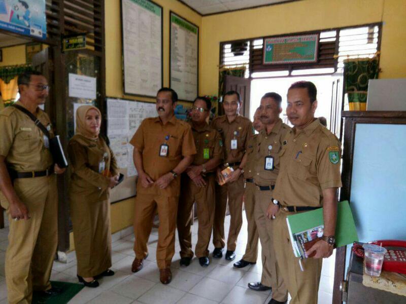 Hari Pertama Masuk Sekolah, Kepsek Curhat dengan Plt Kadisdik