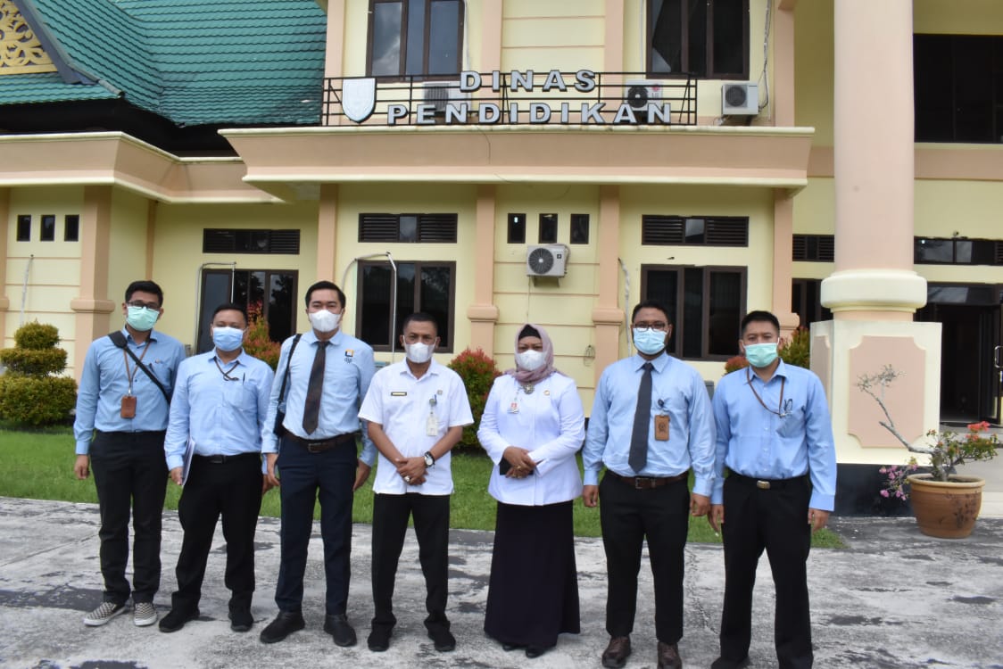 Dinas Pendidikan Kabupaten Bengkalis Menerima Penghargaan Pembayaran Pajak Terbesar 