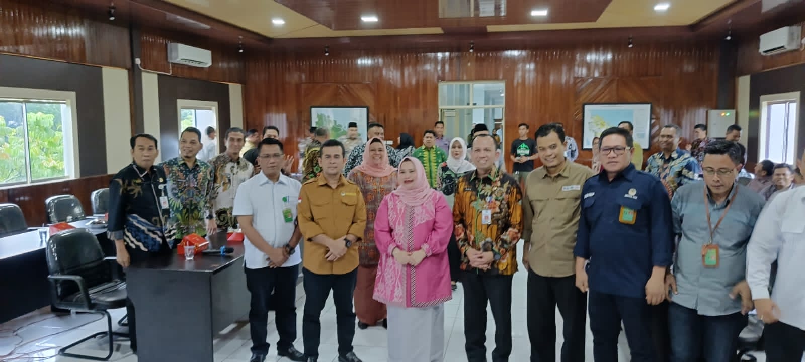 Hadi Prasetyo Mendampingi Bupati Kasmarni  Dalam Penandatanganan Perjanjian Kerjasama
