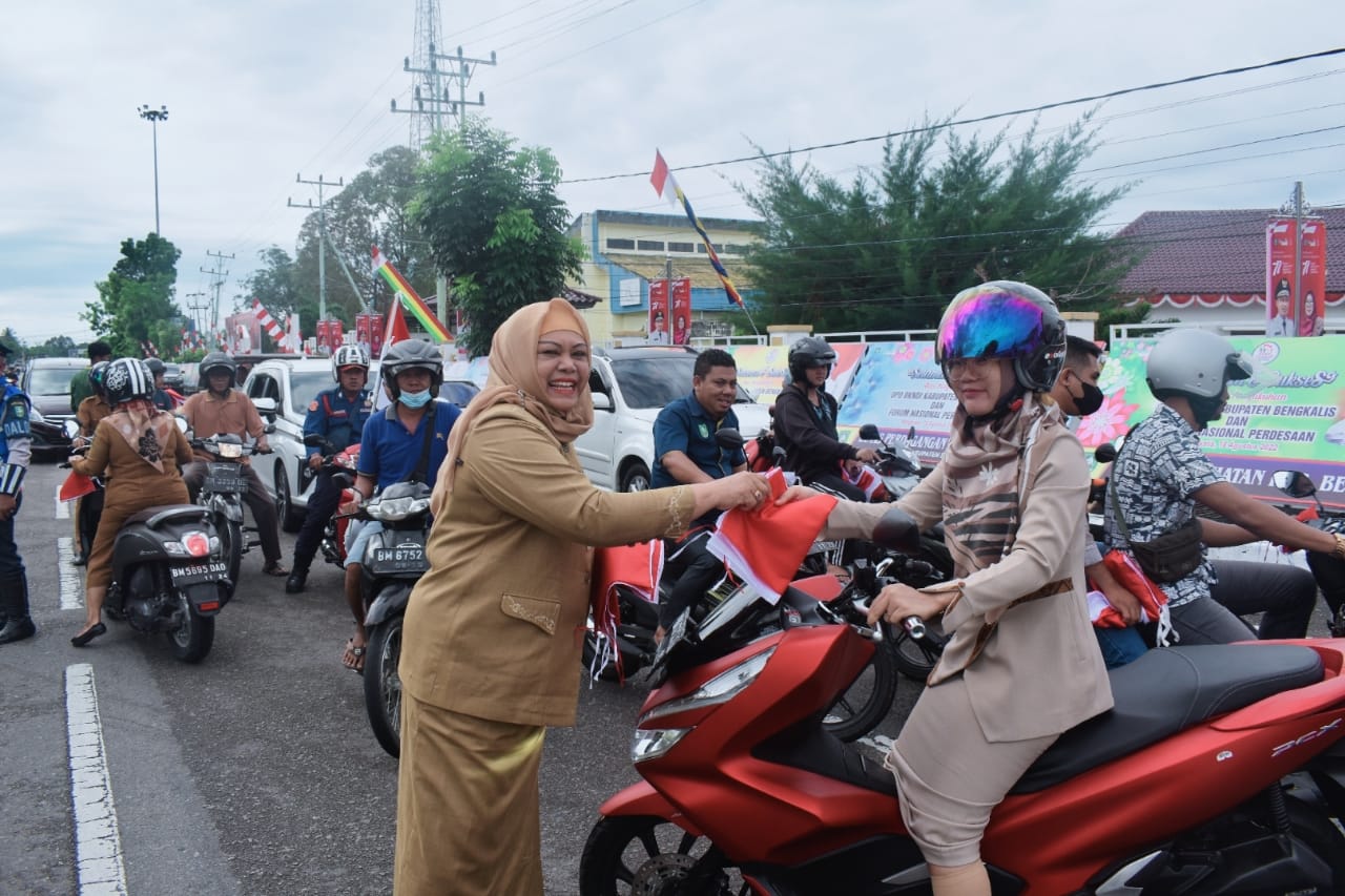 HUT RI ke 77 Kadisdik Bengkalis Turun ke Jalan Bagikan Ribuan Bendera Kepada Masyarakat