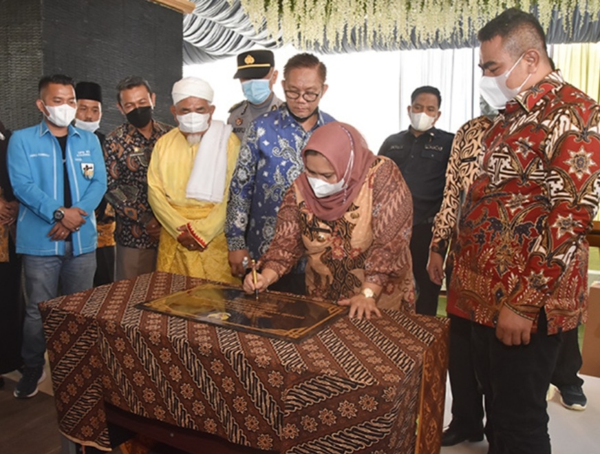 Bupati Kasmarni Resmikan Gedung Kantor Camat Batin Solapan