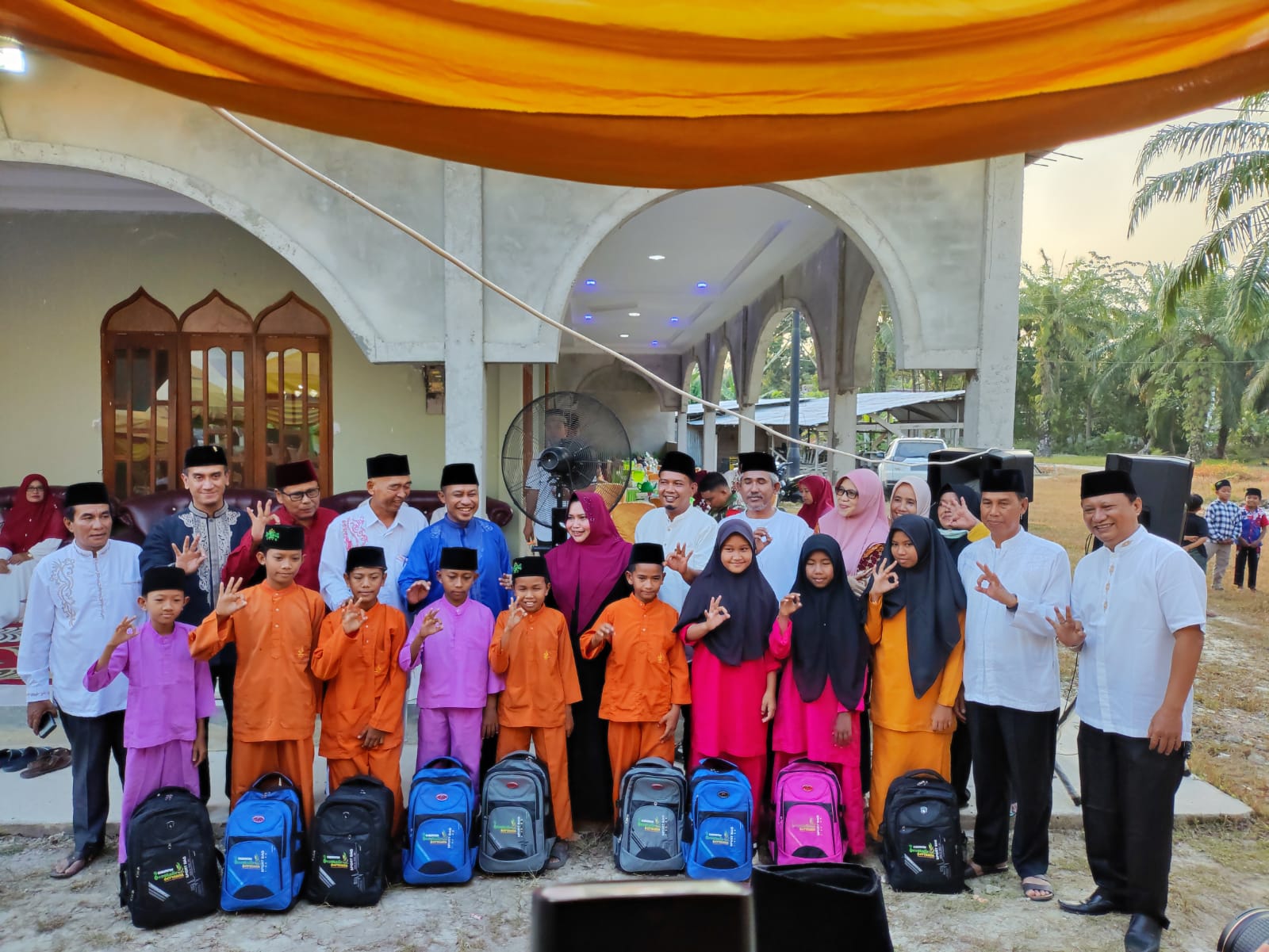 Safari Ramadhan Ke Desa Nibung, Bupati Kasmarni, S.Sos, MMP Beserta Kadisdik Hadi Prasetyo, S.T Memberikan Santunan Anak Yatim Beserta Bantuan Lainnya