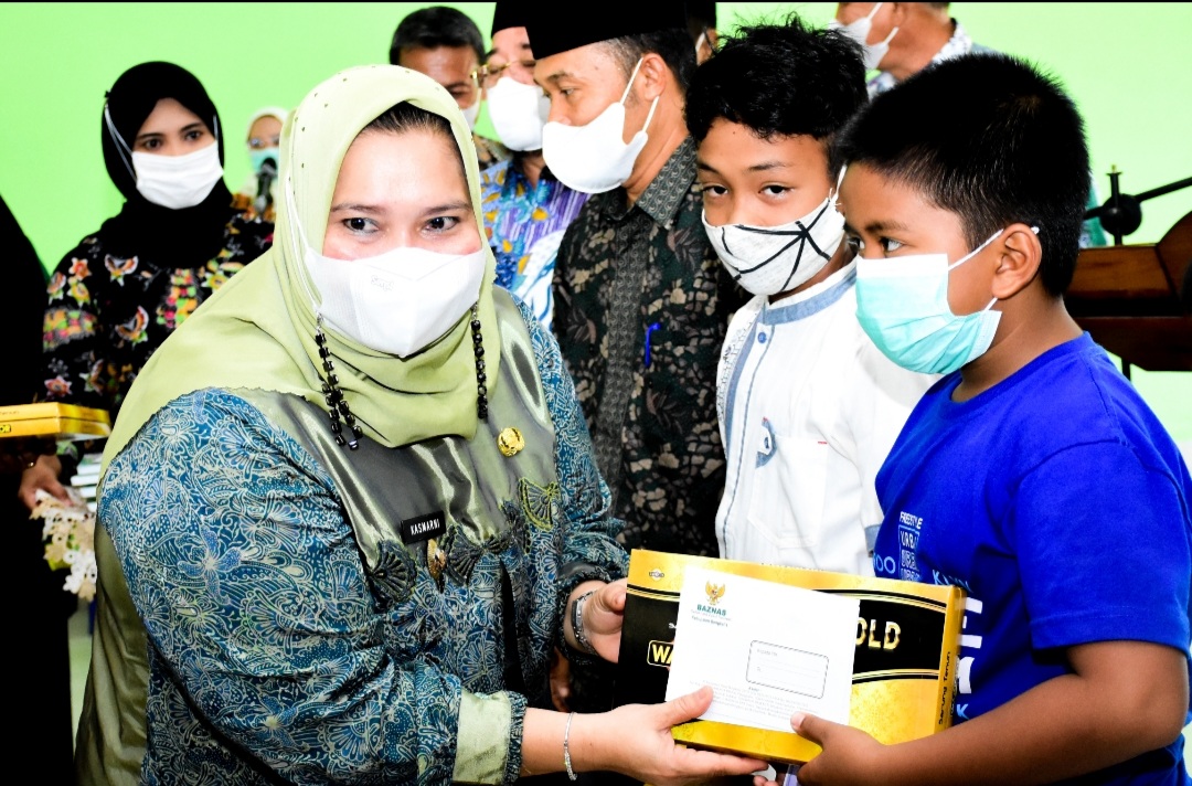 Bupati Kasmarni Hadiri 100 Anak Khitan Massal