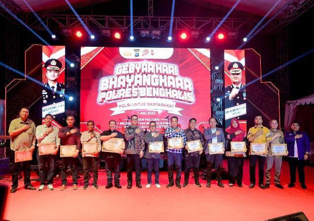 Kadisdik Terima Penghargaan pada Puncak Perayaan Hari Bhayangkara ke-79 Polres Bengkalis