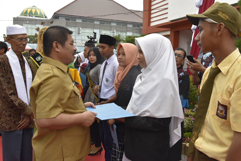 Bupati Serahkan Penghargaan Kepada Duta Baca dan Pengunjung Terbaik Perpustakaan 2017