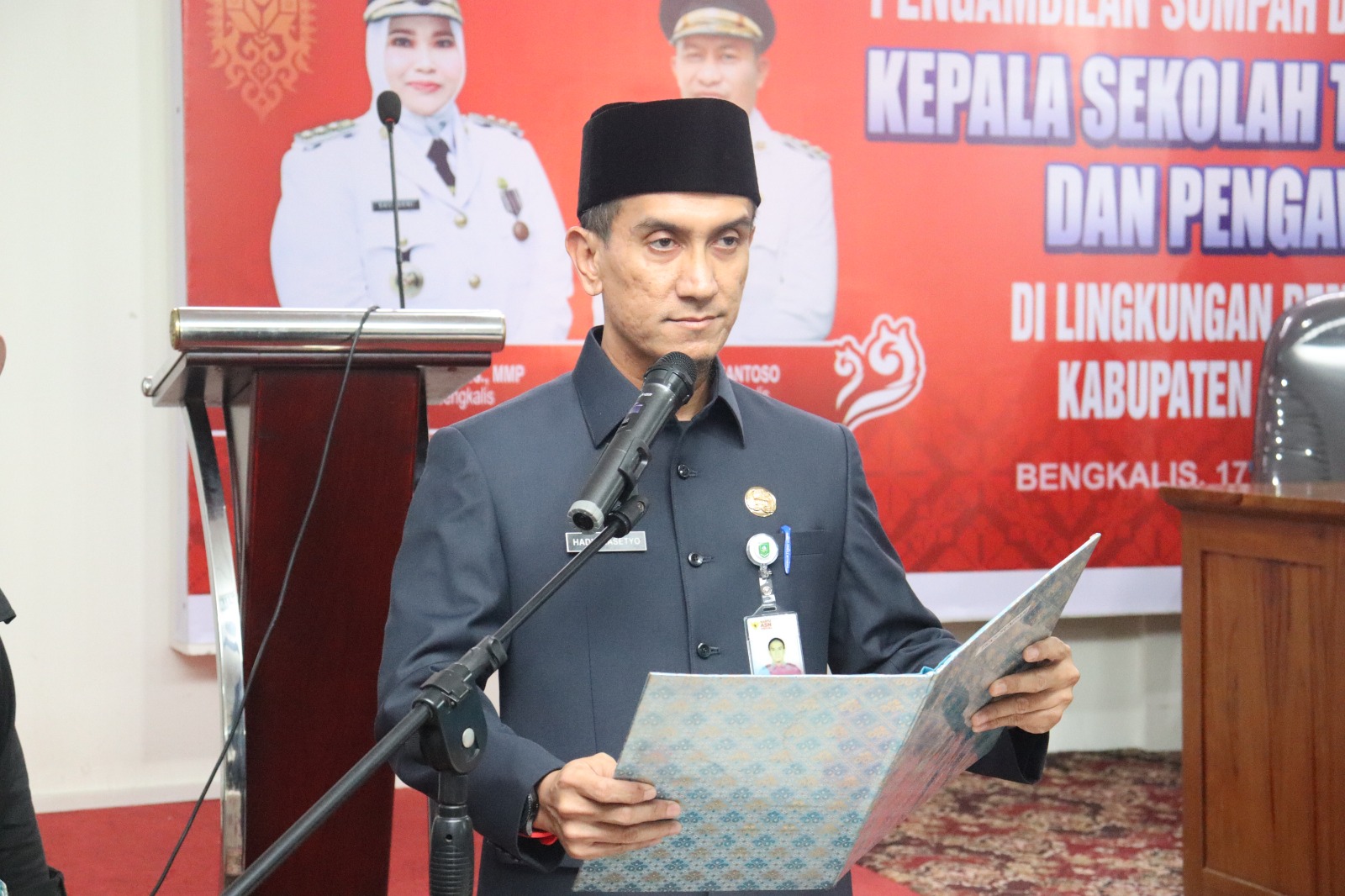 Kadisdik Bengkalis mewakili Bupati Bengkalis Melantik Kepala Sekolah Dan Pengawas Sekolah 