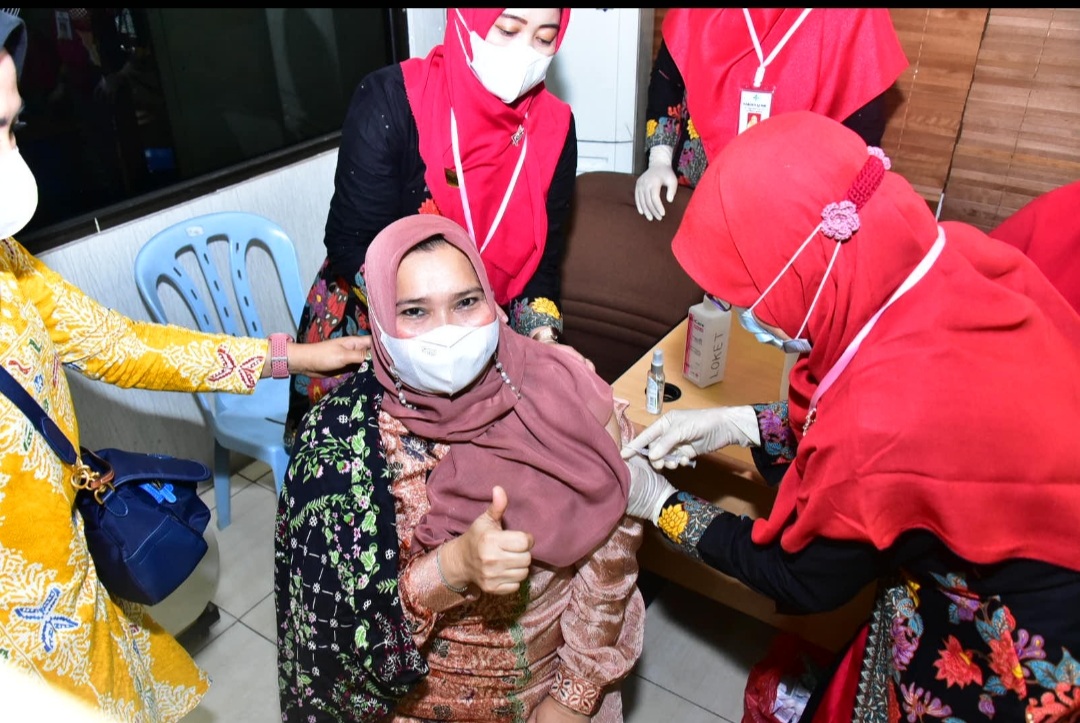 Ikuti Vaksinasi, Kasmarni Imbau Masyarakat Agar Tidak Takut Di Vaksin