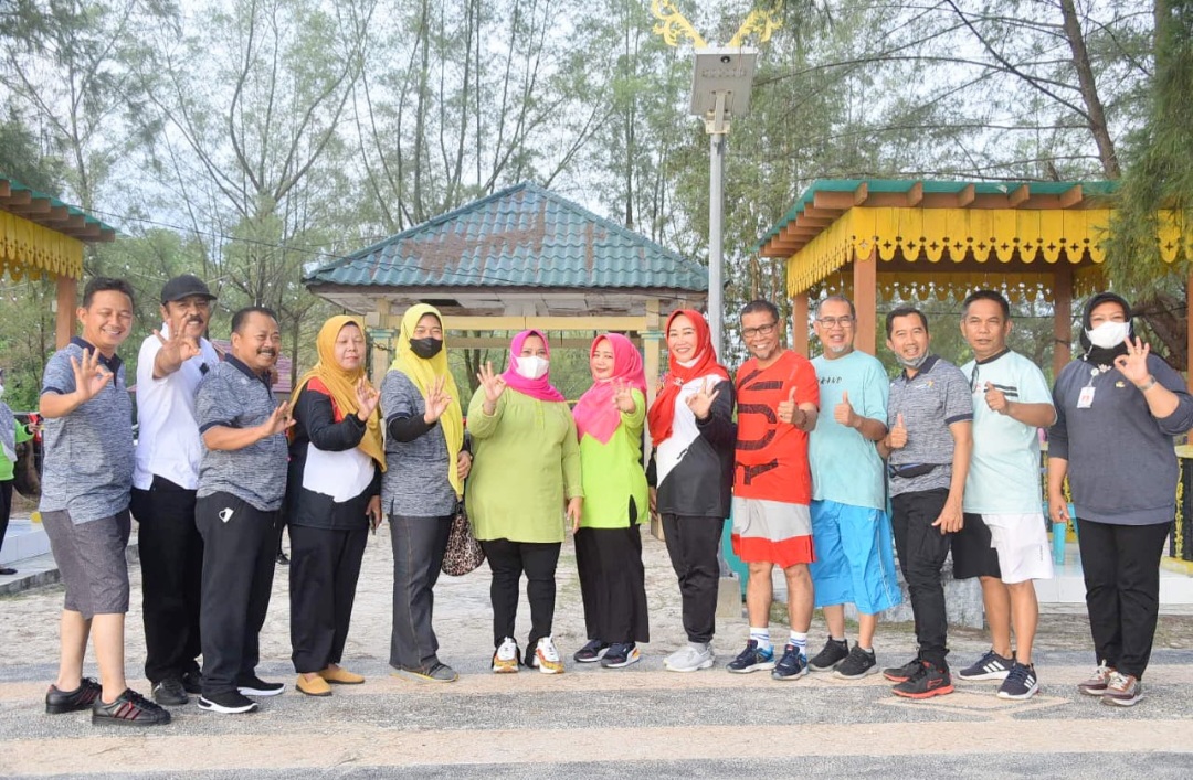 Kadisdik Kholijah Senam Bersama Bupati Kasmarni Di Pantai Lapin