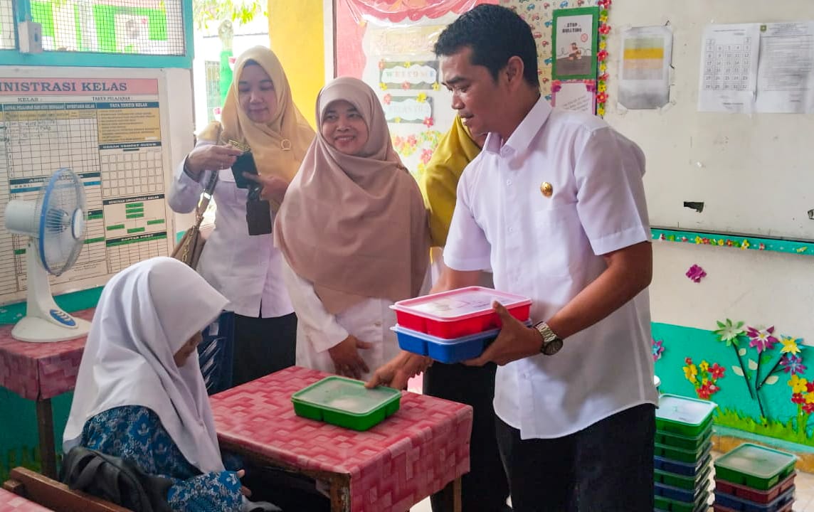 Kabid Pembinaan SMP Tinjau Pelaksanaan Program MBG di SMPN 2 Mandau