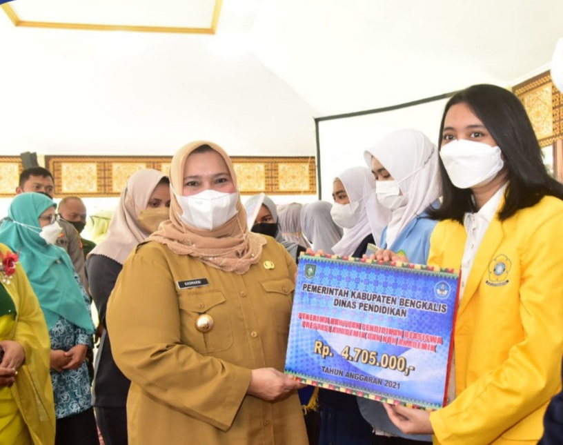 Dirgahayu DWP Ke- 22, Bupati Serahkan Penghargaan Terhadap Guru Indonesia Mengajar dan Mahasiswa Berprestasi