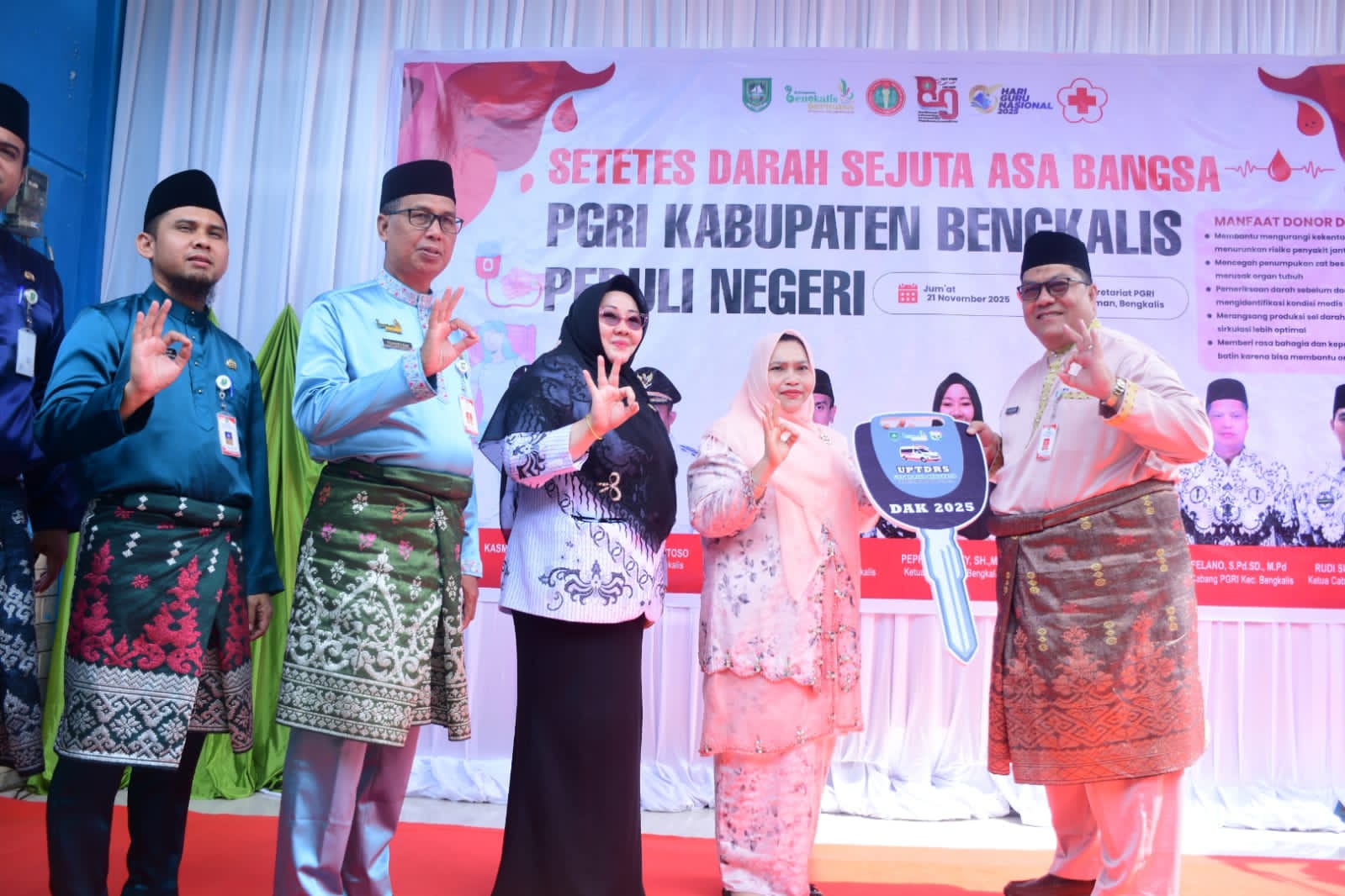 PGRI Gelar Aksi Donor Darah, Bupati Kasmarni Serahkan Bantuan Ambulans