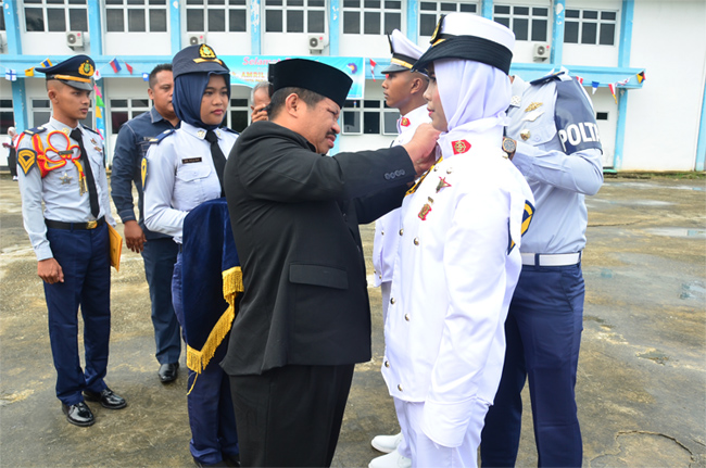 Bupati Lantik 40 Taruna Taruni Kemaritiman Politeknik Negeri Bengkalis