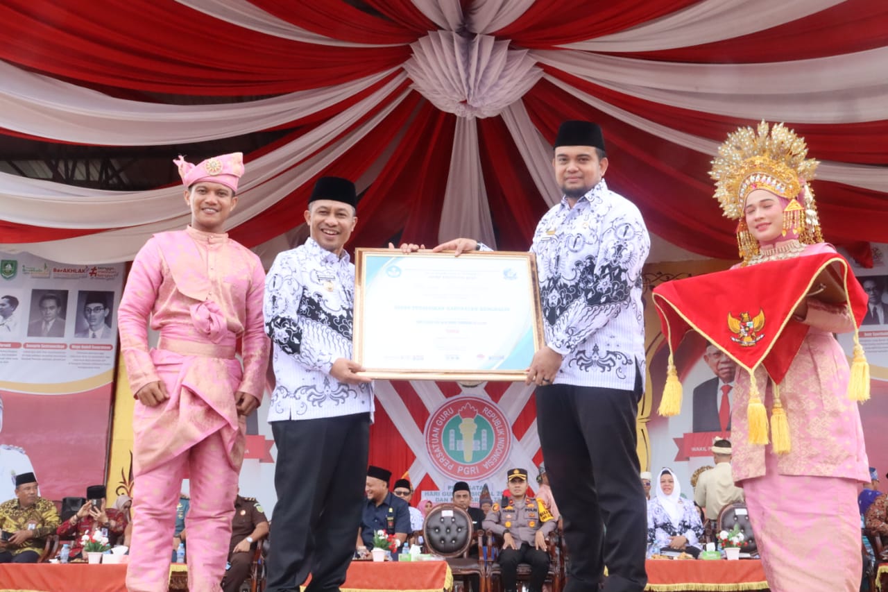 Disdik Berikan Penghargaan Sempena Hari Guru dan HUT 78 PGRI Kabupaten Bengkalis