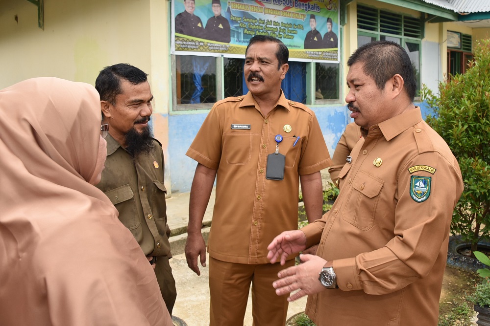 Bupati Ingatkan Guru SMP Negeri 3 Pinggir Disiplin dan Ikhlas Tunaikan Tugas