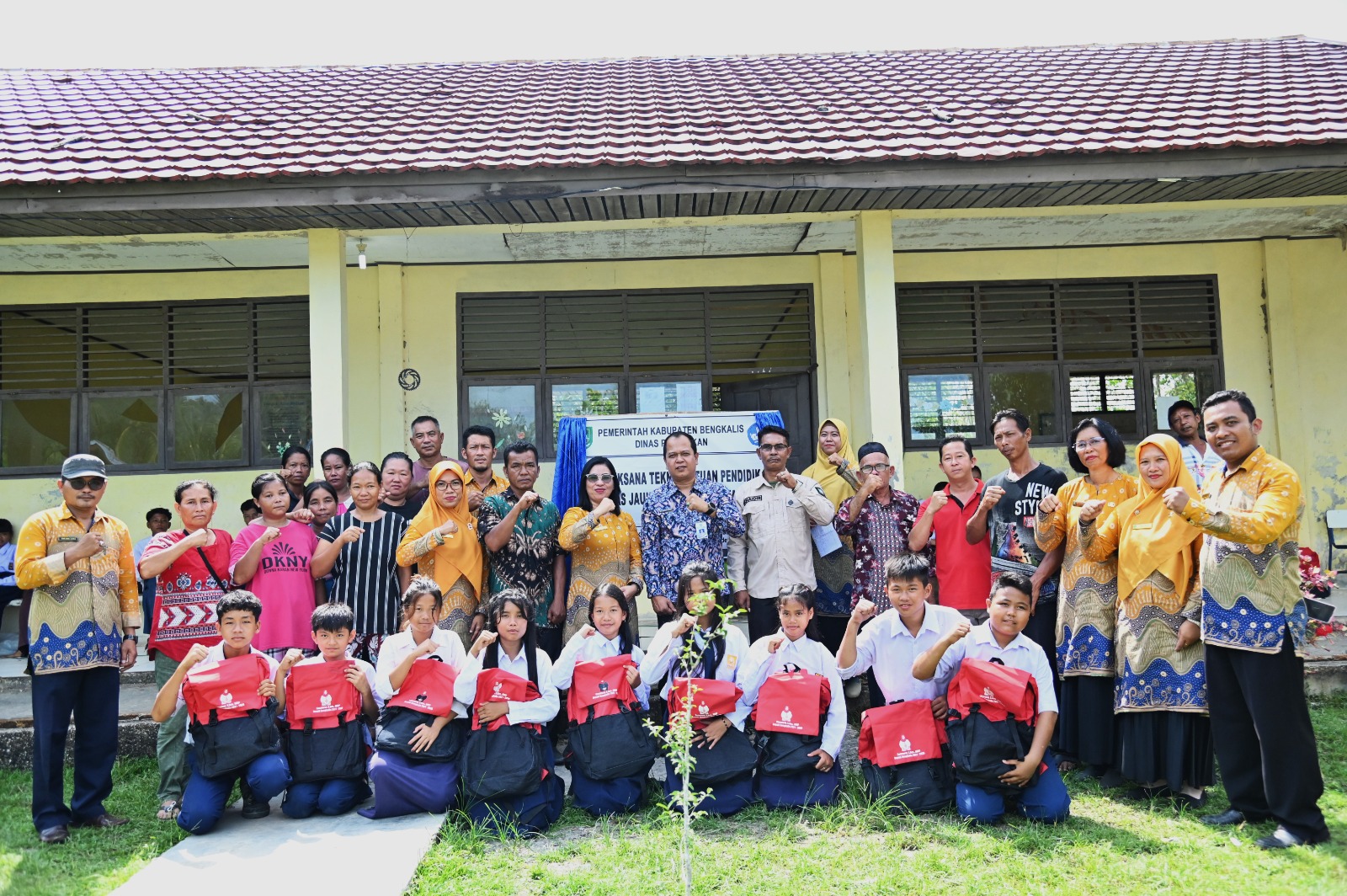 Peduli Pendidikan Bupati Resmikan Kelas Jauh SMPN 2 Rupat Utara
