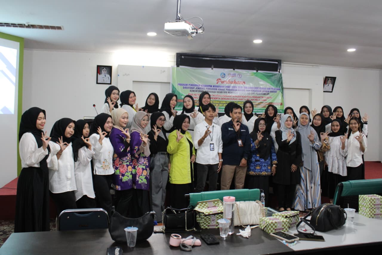 LKP Seroja Gelar PKW, Kabid PAUD & PNF Disdik Harap Kecakapan Wirausahawan Meningkat 