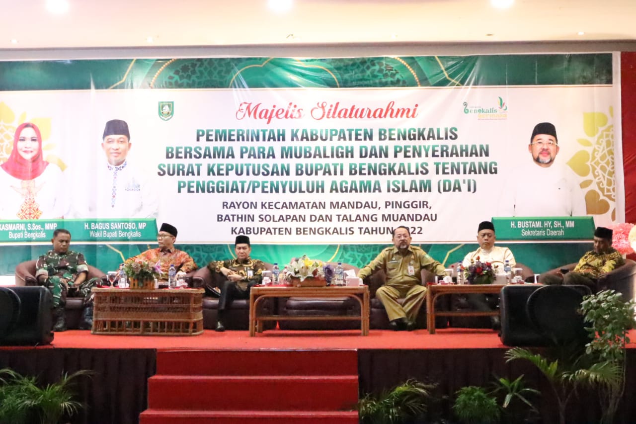 Kadisdik Mendampingi Bupati Bengkalis Penyerahan Surat Keputusan Tentang Penggiat Penyuluhan Agama Islam