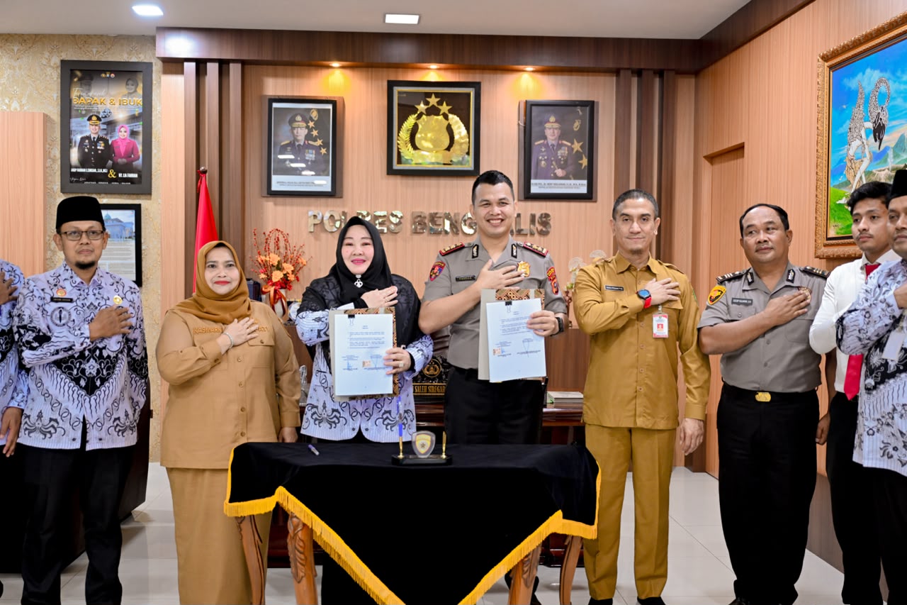 Disaksikan Bupati dan Kadisdik, PGRI–Polres Bengkalis Teken MoU Perlindungan Hukum Guru dan Tenaga Kependidikan